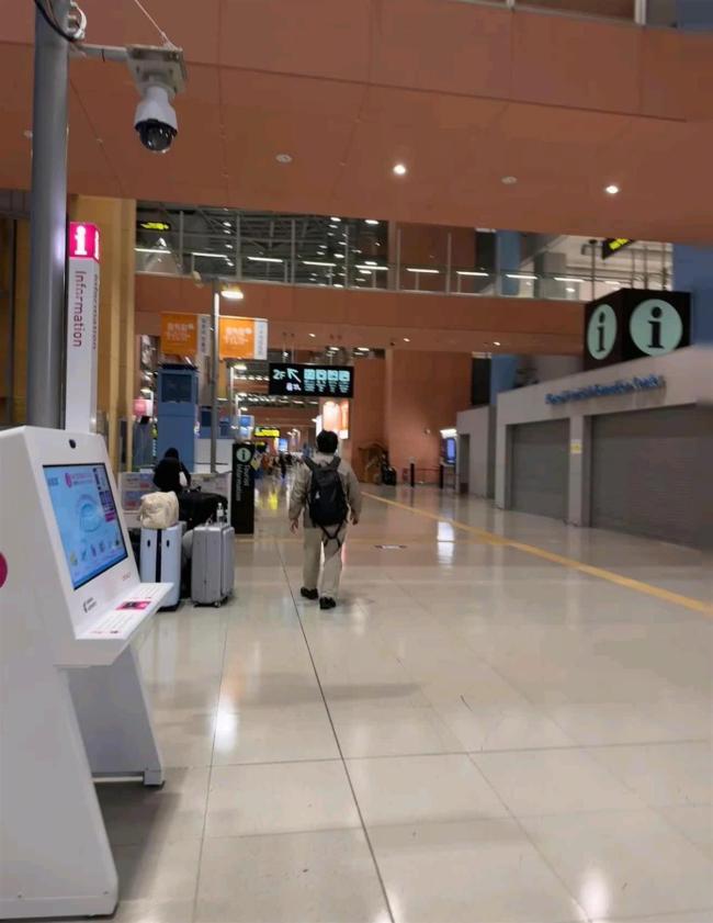 日本机场挤满回国的中国人 提前结束行程