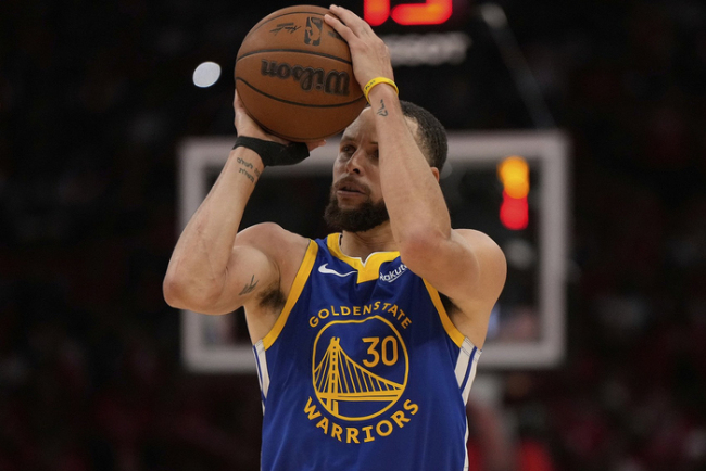 库里过去两场比赛合计砍下69分