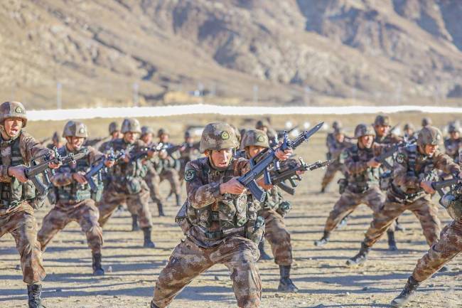 西藏军区某部千人刺杀操场面 高原练兵展现现代转型