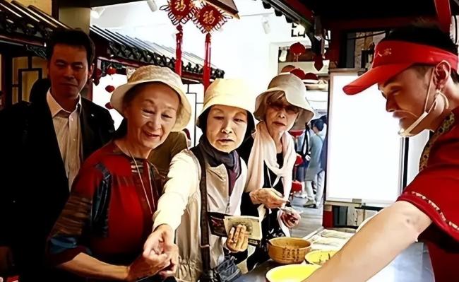 大量日本游客涌入北京，打著旅游幌子不去旅游不吃美食，為啥來？