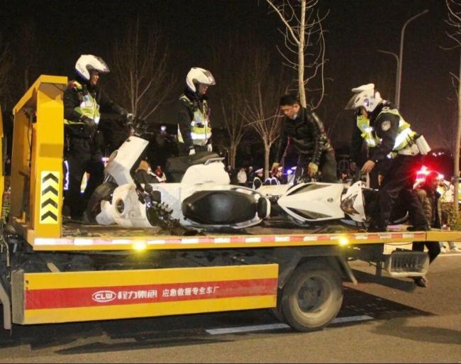 郑州警方严查严打“飙车炸街” 维护交通安全与秩序