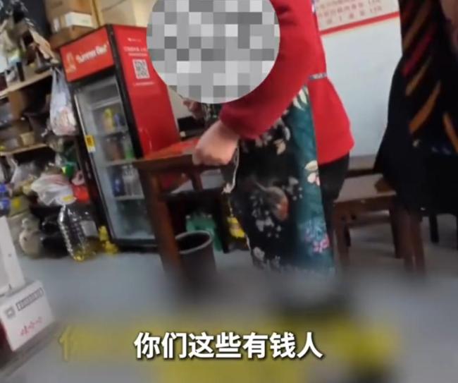 女子挑戰(zhàn)不花錢生活 被餐館老板教育 體驗(yàn)生活引發(fā)爭(zhēng)議