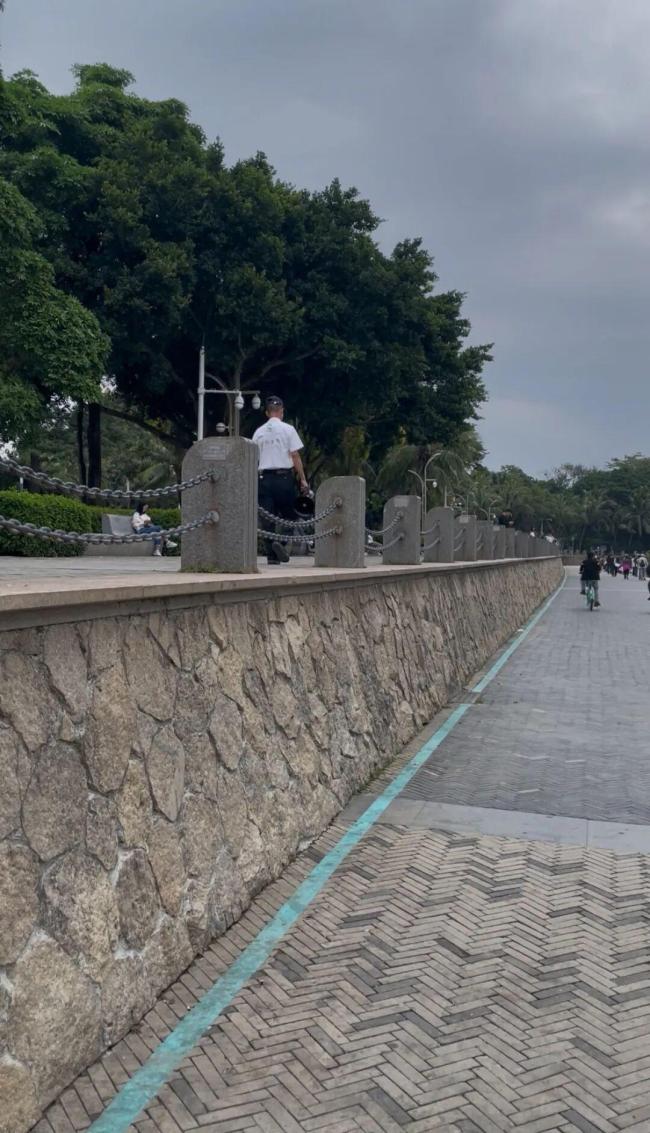 深圳灣公園現(xiàn)違規(guī)“錨魚” 偷釣者與執(zhí)法人員周旋