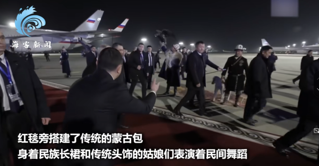 普京出访吉尔吉斯斯坦 金雕猎犬迎接