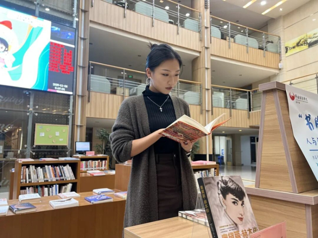 00后女大学生日入1500 2年时间拍了几十部短剧