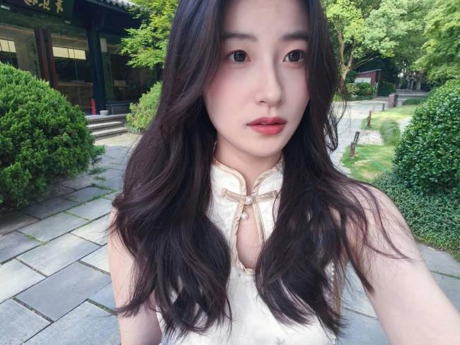 現(xiàn)役站姐代拍200元一小時(shí)火出圈 普通人秒變明星體驗(yàn)