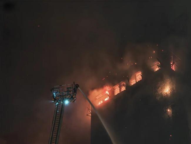 香港火灾涉事嫌疑人被捕现场 工程公司负责人涉嫌误杀