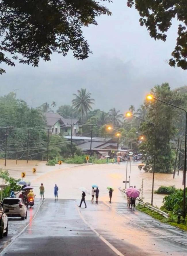 泰国洪灾升级 丽贝岛游客返程难 滞留旅客增多