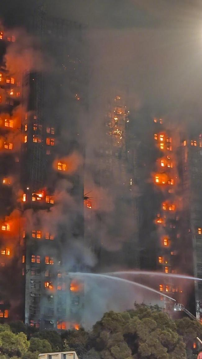 航拍香港火灾现场，多幢大厦被火光笼罩 火势猛烈蔓延迅速