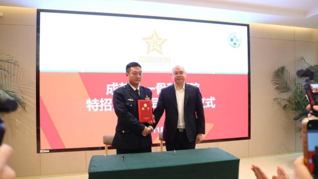 英雄张浩南收到征兵信，退役军人再次彰显责任