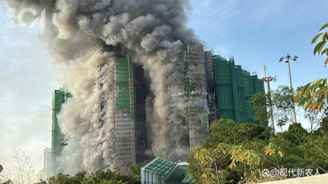 深圳消防車隊(duì)經(jīng)蓮塘口岸 馳援香港大埔火災(zāi) 跨境救援展現(xiàn)兄弟情誼