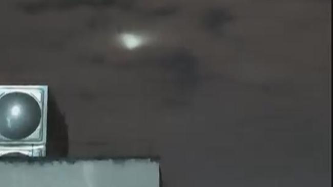 專家辟謠貴陽(yáng)上空現(xiàn)UFO：丁達(dá)爾效應(yīng) 探照燈引發(fā)奇幻景象