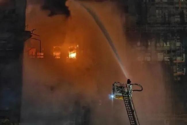 香港大埔大火后阿伯現(xiàn)場(chǎng)尋家人 火災(zāi)無情教訓(xùn)有情