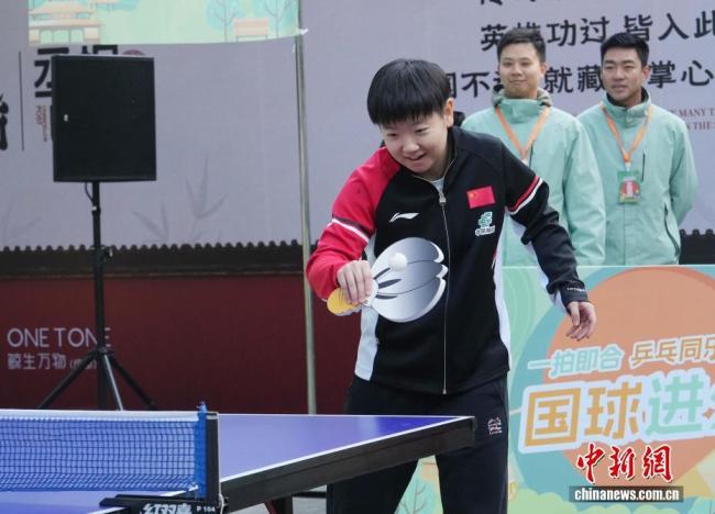 孫穎莎現(xiàn)身成都武侯祠 國球進公園同樂