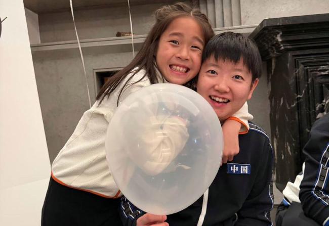 国乒两大宇宙冠军给恩师庆生：邱贻可许诺，晒男儿与孙颖莎合照 温馨庆生幸福满满