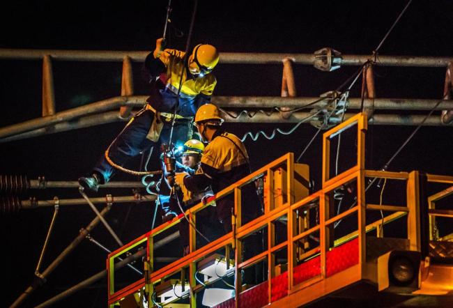 高空电力工人丝滑“速降”检修 寒风中的守护者