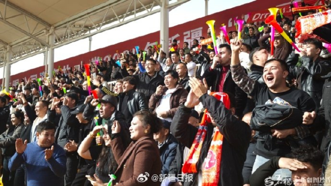 新疆群眾圍在大屏幕前觀看足球賽！