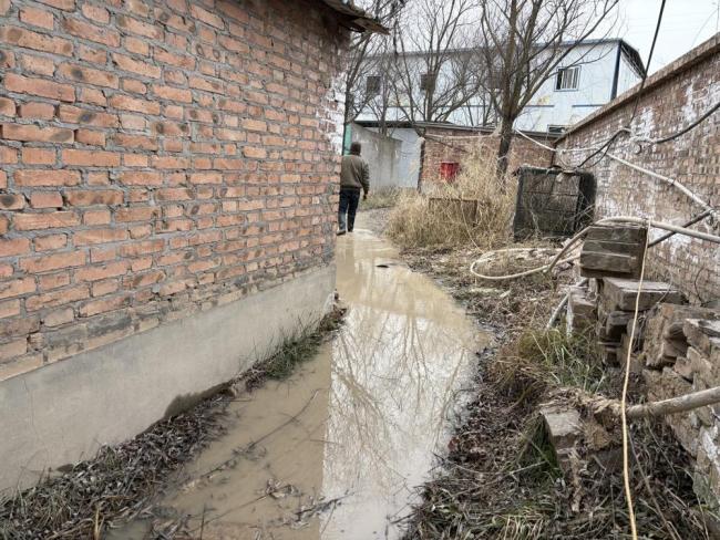 延安一動(dòng)物園圍墻倒塌遭水漫數(shù)月:籠舍泡水后結(jié)冰，獅熊等過冬遇困 安全隱患亟待解決