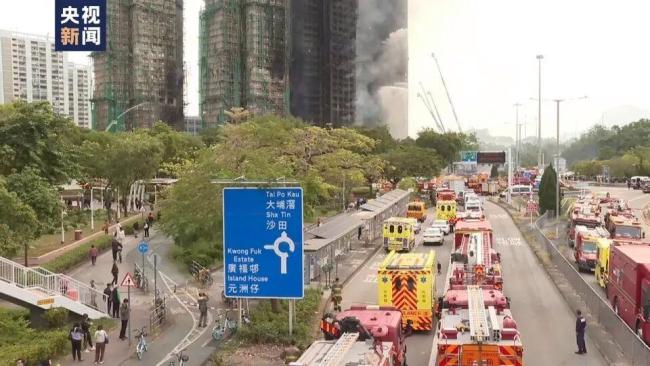 香港火災(zāi)消防員逐戶破門搜索 火勢蔓延過快引發(fā)關(guān)注