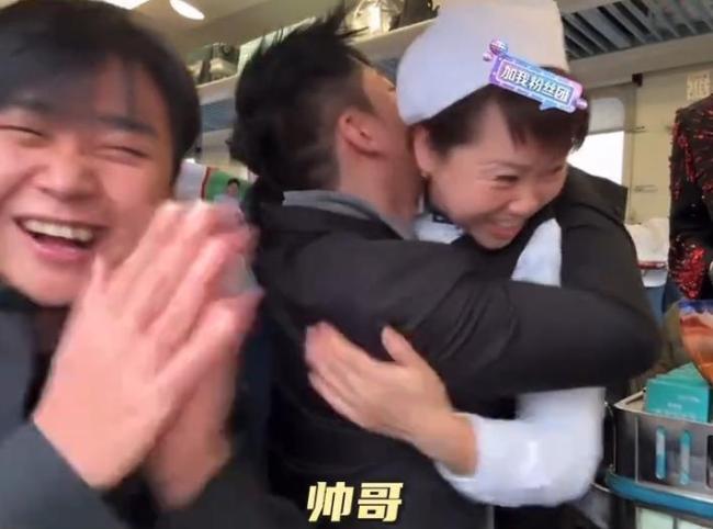 東北列車售貨大姨已恢復(fù)工作 熱情服務(wù)獲網(wǎng)友支持