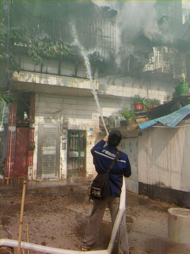 廣州一民居起火 兩名小伙見義勇為 教科書式處置獲贊