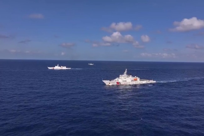 中國海警位中國黃岩島領海及周邊區域執法巡查