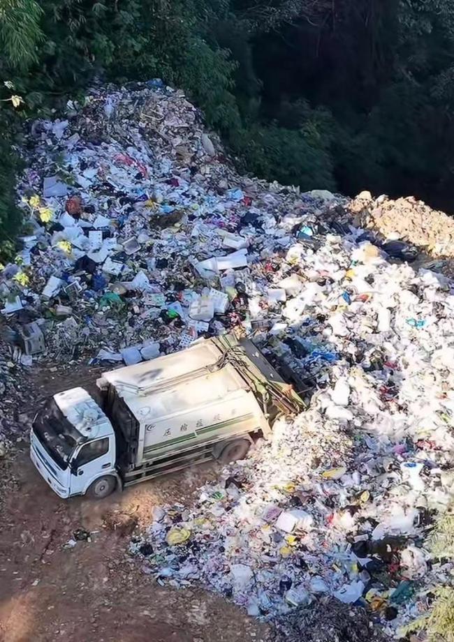 云南瀾滄被指將大量垃圾直排天坑溶洞 政府連夜處置清理