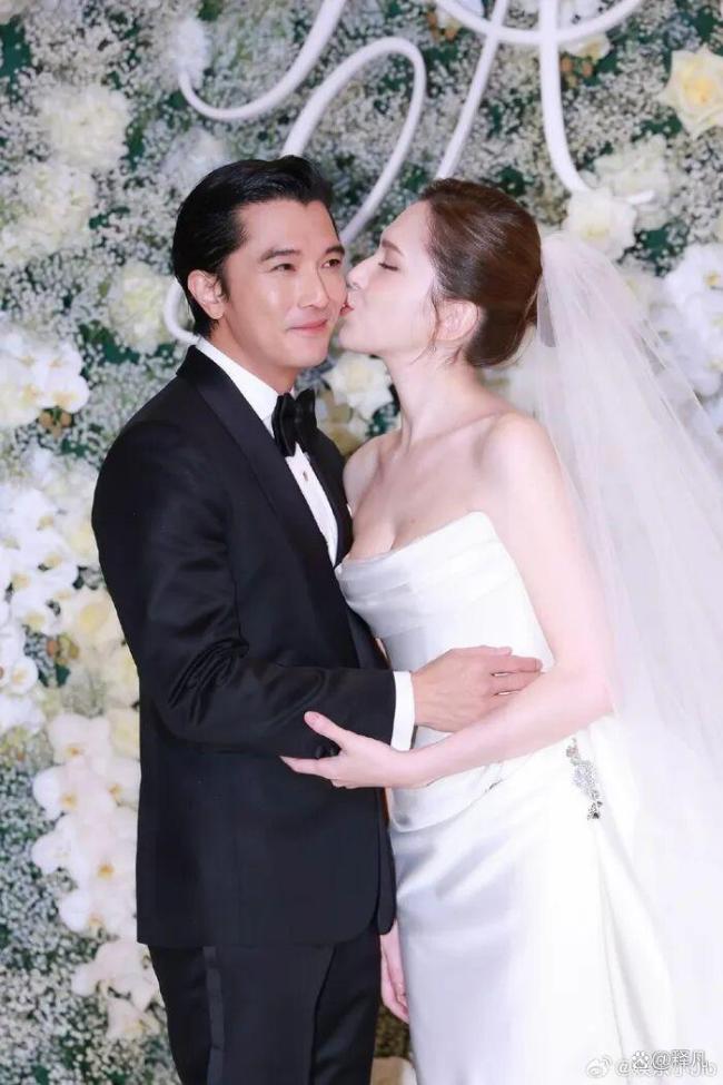 许玮甯亲完邱泽擦掉口红印 甜蜜互动引热议