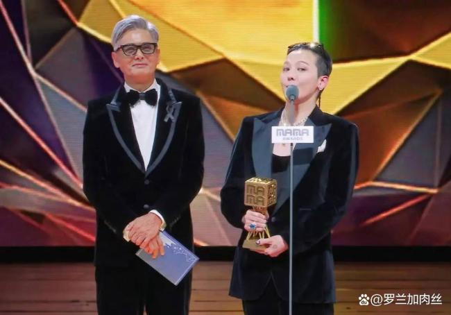 周润发时隔十年给权志龙颁奖 温情跨越时光