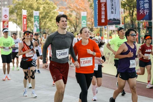 世界大满贯高层点赞上海马拉松 中外携手助跑