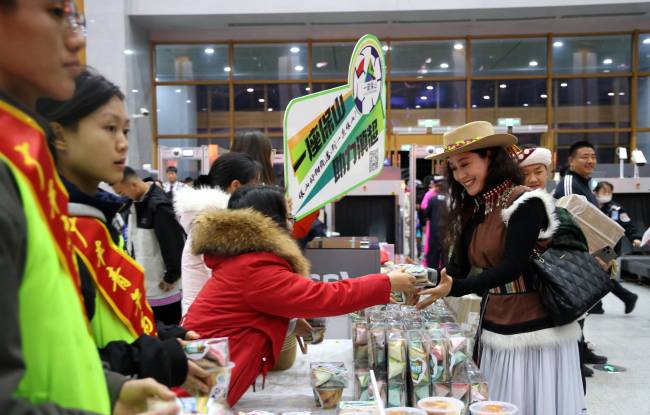 云南铁路开行首趟“滇超”球迷专列 助力体育文旅融合