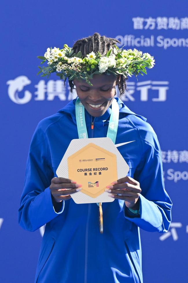 上海马拉松科斯盖刷新赛会女子纪录 肯尼亚选手创佳绩