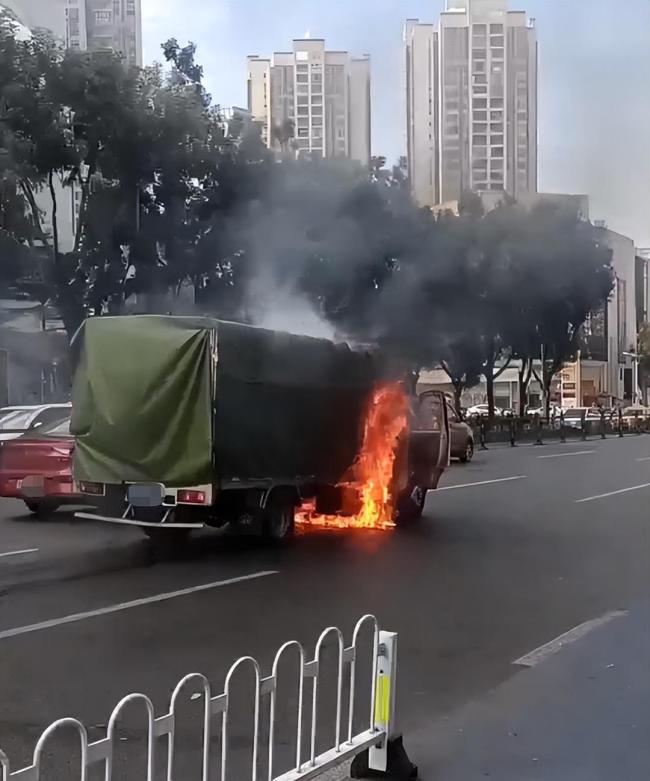 廣州街頭突發(fā)火情疑似車油泄漏 火勢延綿數十米