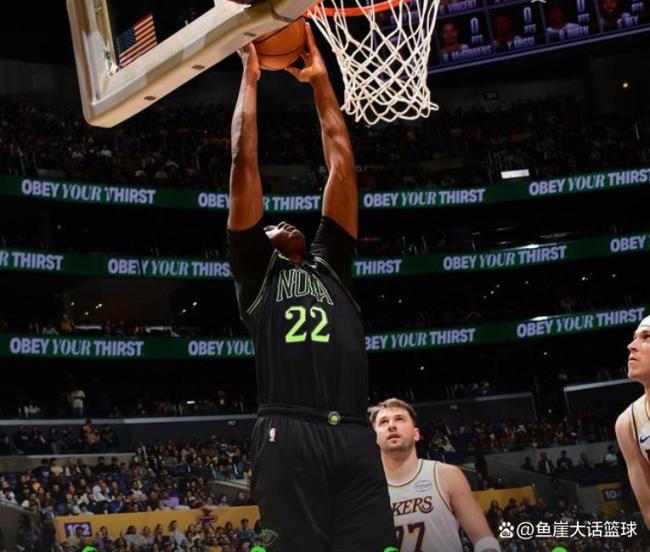 湖人7连胜背后的关键力量,里夫斯高效表现引领球队胜利,独揽33分壮举