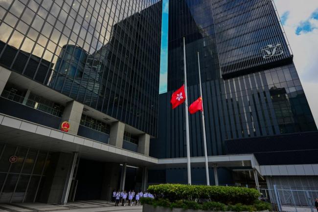 众多市民自发前往火灾附近悼念逝者 全城哀思凝聚