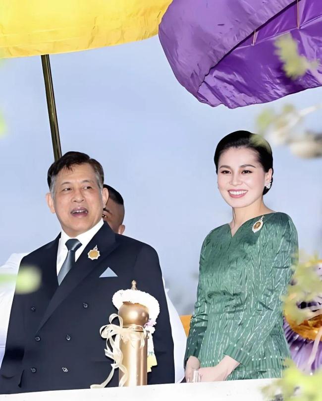 泰国王后跑半马途中护送伤者上车 自律与担当的典范