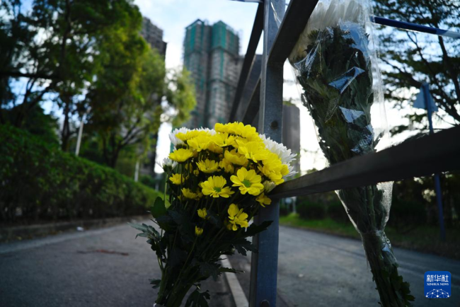 众多市民自发前往火灾附近悼念逝者 全城哀思凝聚