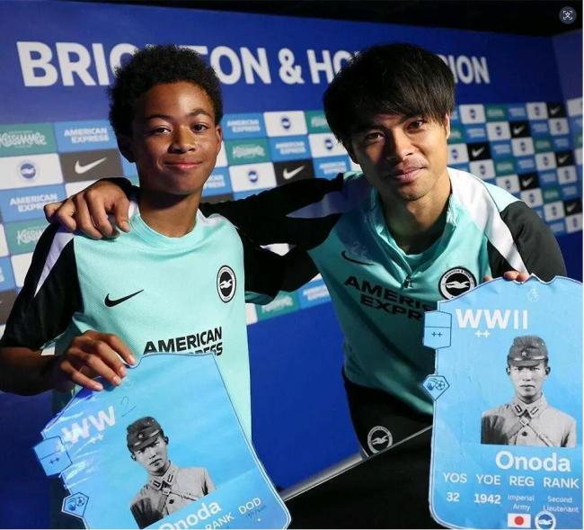 三笘薰拿日本战犯照片!中国球迷向欧足联举报,媒体怒斥:无知 无耻