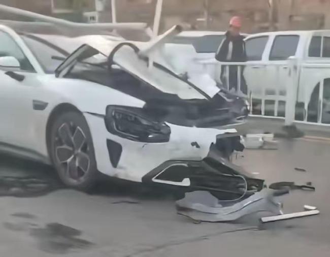 小米SU7撞坏上百米隔离带 10余车受损 事故频发引关注