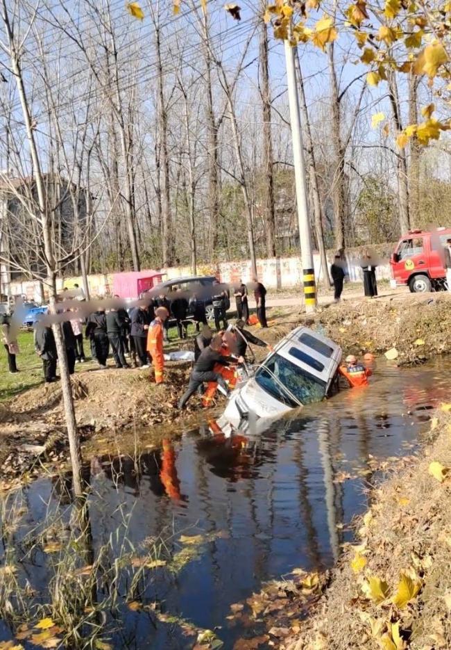 小车疑因避让路人坠入水塘 司机遇难 救援现场曝光