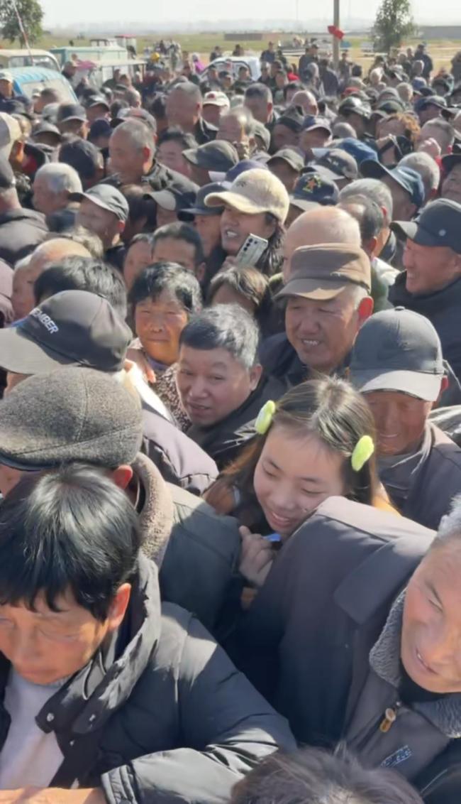 母亲去世20年孝子请数万人看3天戏 豫剧盛宴怀念母恩