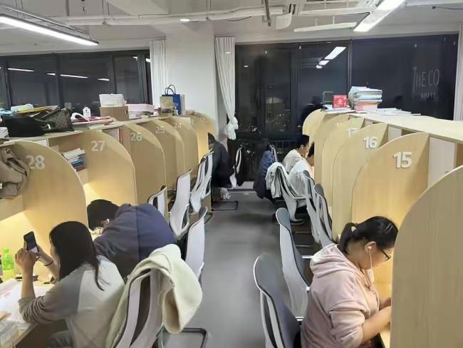 应届硕士偷偷参加国考 考编仍是就业首选