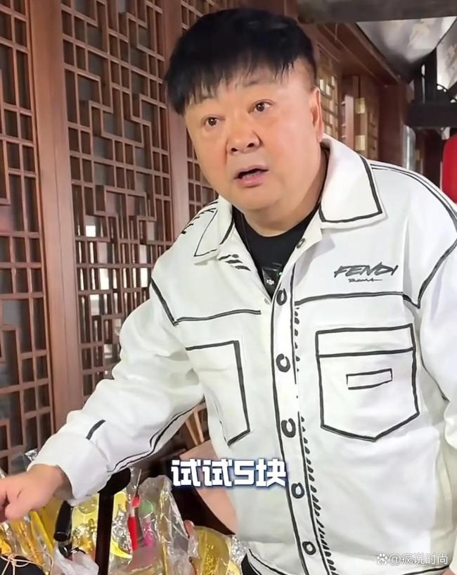 演员洪剑涛景区试戴帽子被要价5元 试戴费引发争议