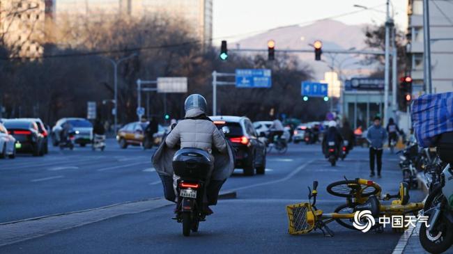 寒潮发威！北京今晨大风呼啸冻手冻脚 市民厚衣出行 “全副捂装”迎寒潮