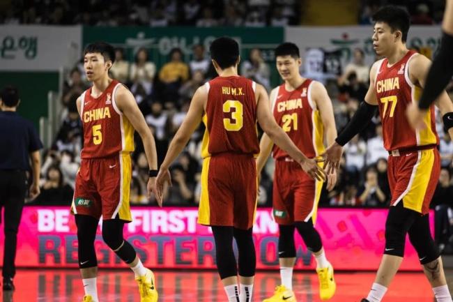说什么了？中国男篮赛后在更衣室开会近2小时