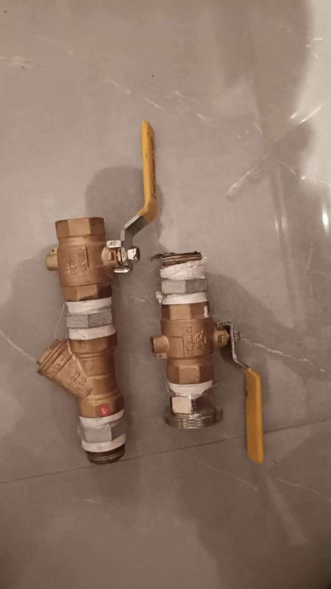 市民供暖報(bào)停要求先買(mǎi)2960元防盜閥 報(bào)停需鄰居同意引發(fā)爭(zhēng)議