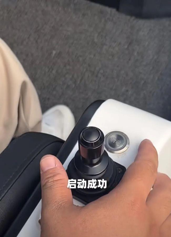 深圳一公园设无人驾驶代步车 科技感拉满逛园体验