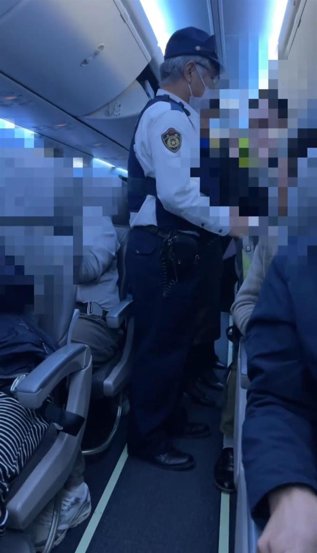 东京飞上海航班紧急返航 一男子被带走 座位争执引发返航