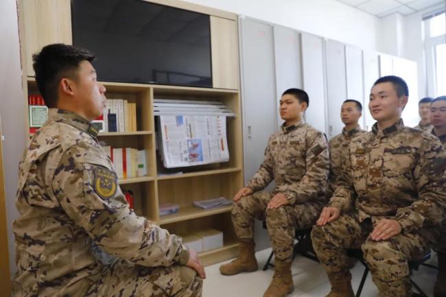 数千名新兵授衔大场面震撼来袭 青春誓言响彻军营