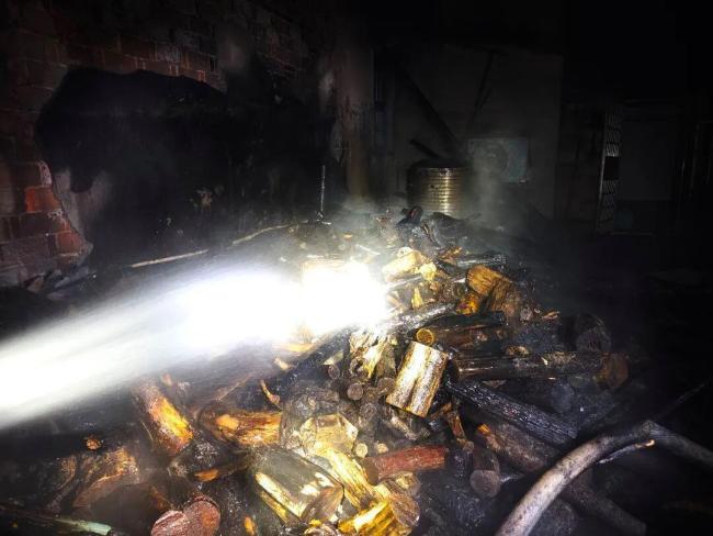 两户居民熏腊肉把两栋房子烧了 无人看守酿大祸